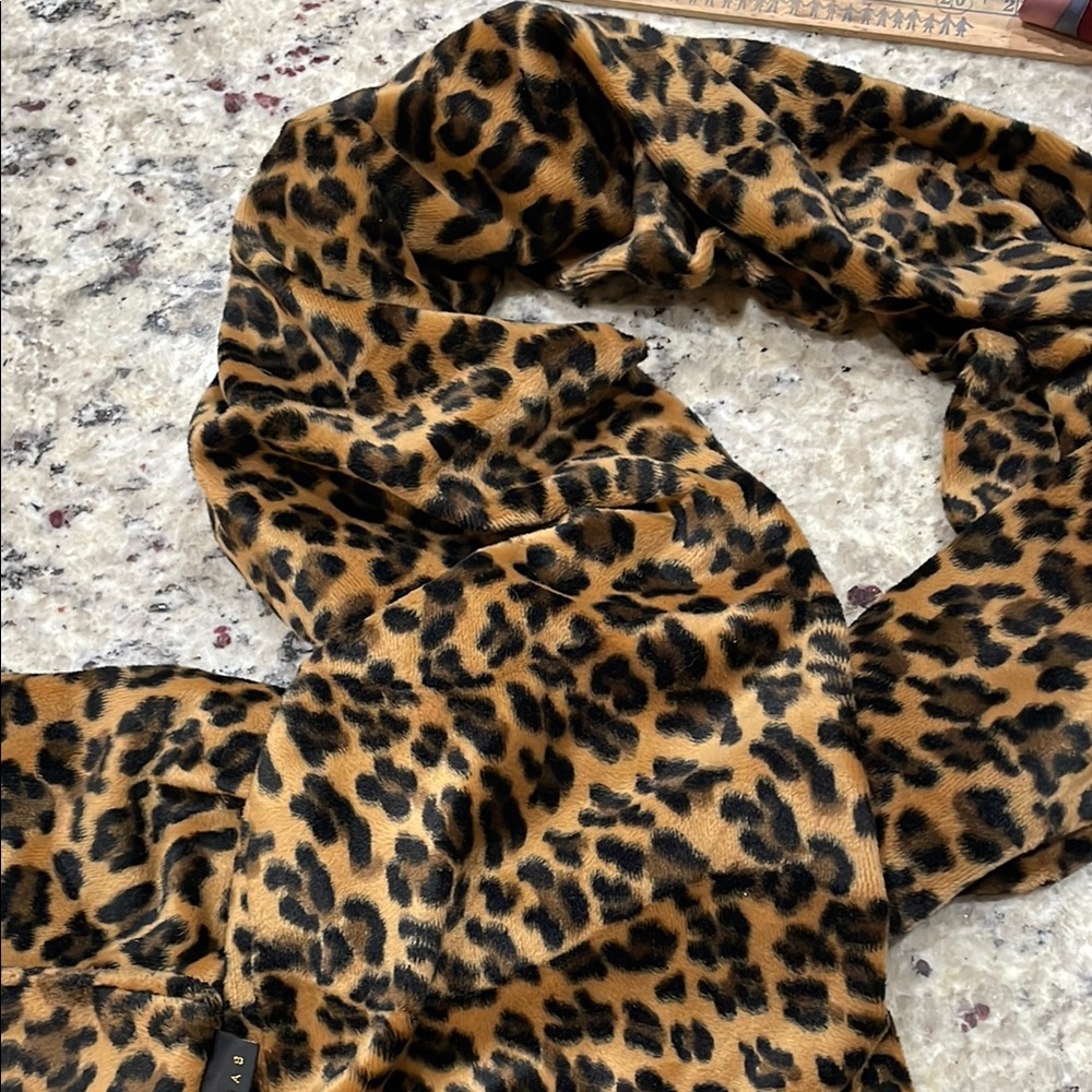 Fury brown Super soft & Plush Leopard Print Scarf🧣NWOT